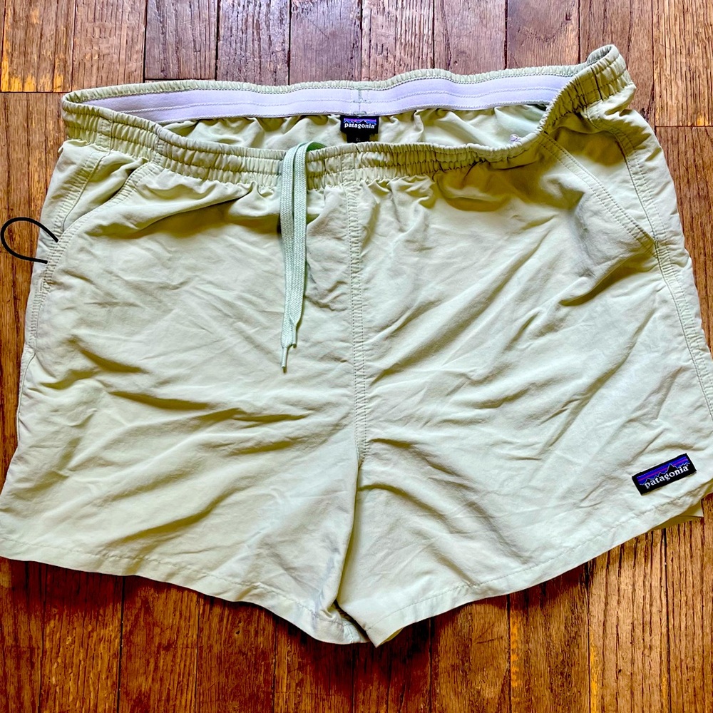 Patagonia Women’s Baggies 5” in Friend Green size XL